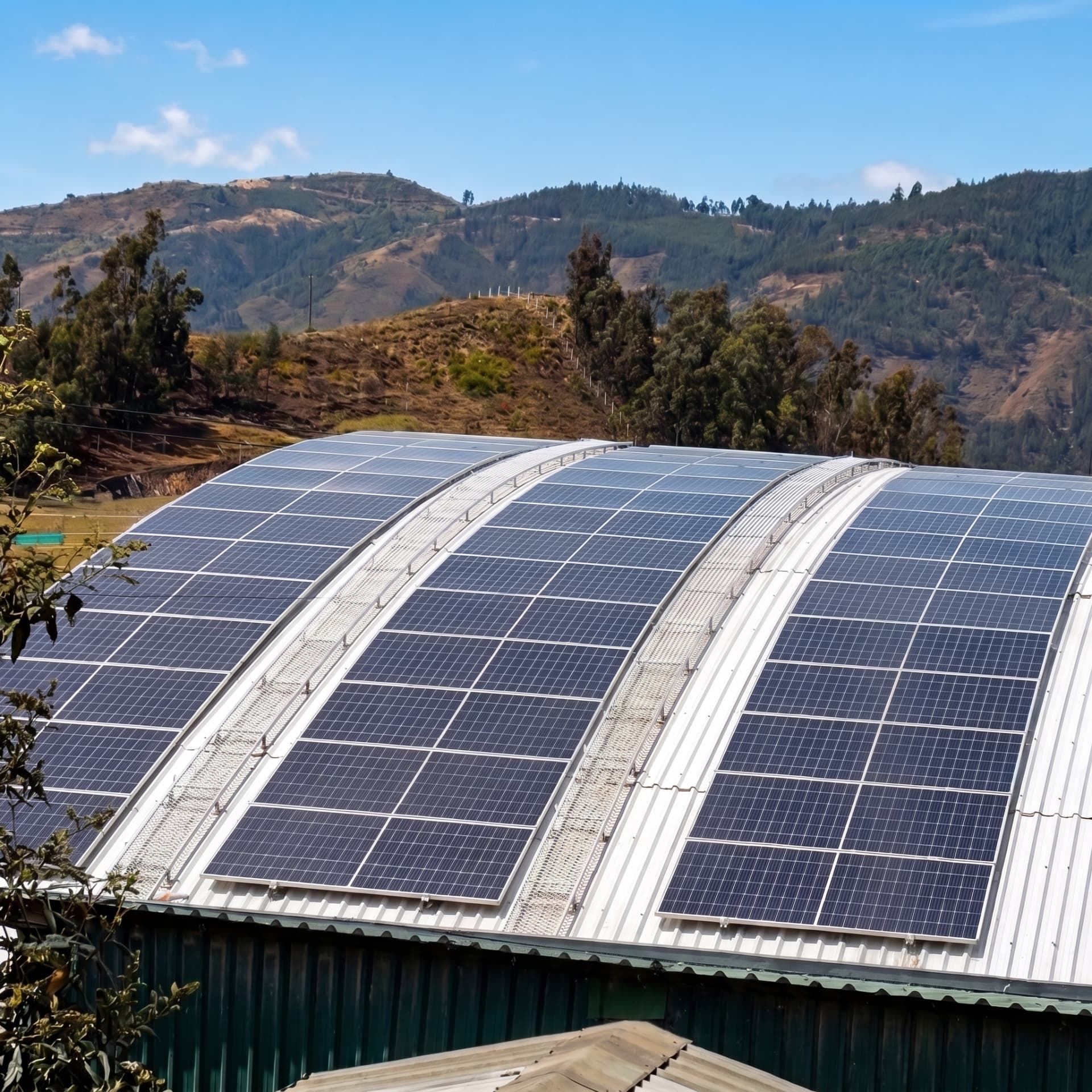 Paneles solares en la cubierta de la fábrica